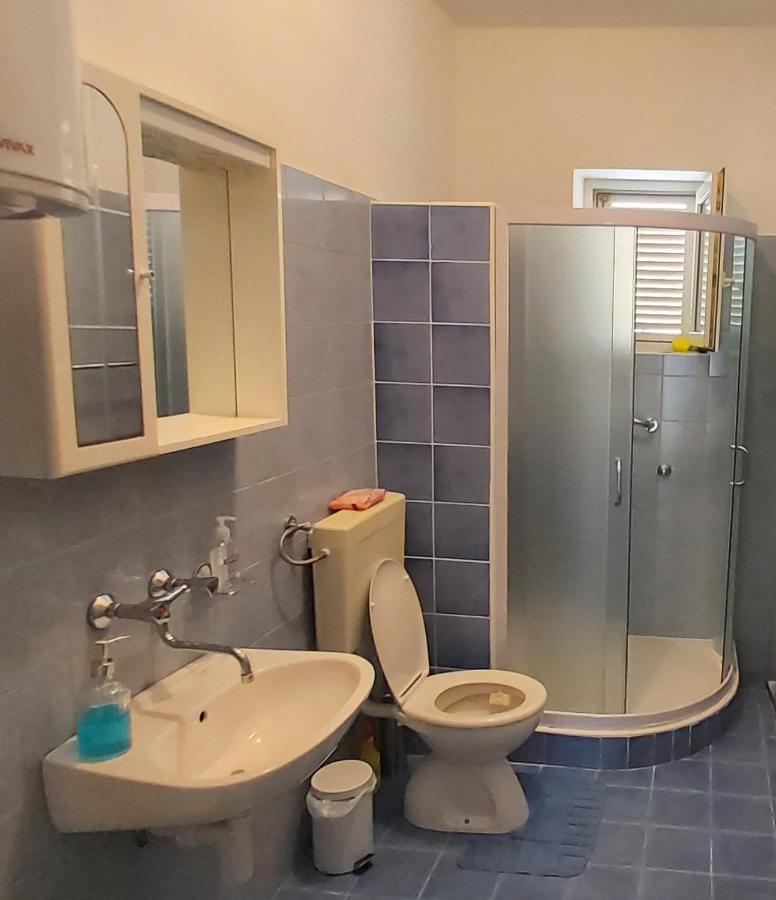 Apartmani Ana Karlobag Exterior foto